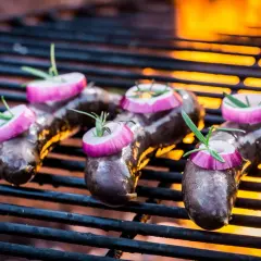 Kaszanka z cebulą i rozmarynem na grillu. Czy kaszankę można mrozić? Tak, po rozmrożeniu smakuje równie dobrze!