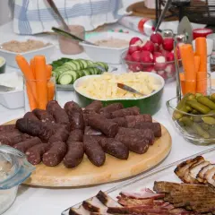 Na stole wędliny, kaszanka, warzywa i dodatki. Czy katolik może jeść kaszankę? Tak, jeśli nie zawiera składników zabronionych.