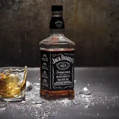 Butelka Jack Daniel's i szklanka z whiskey, w której widać rozprysk. Zastanawiasz się, jak smakuje bourbon?