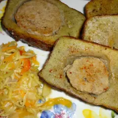 Babka ziemniaczana z mięsem mielonym, podana z surówką z kapusty i marchewki. Pyszne danie obiadowe.