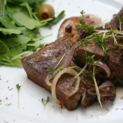 Smażona wątróbka z cebulką i rukolą. Idealna na piątkowy obiad, czy w piątek można jeść wątróbkę? Tak!