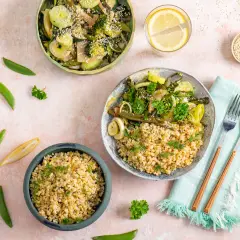 Dwa talerze z kaszą bulgur i warzywami. Czy kasza bulgur pasuje do gulaszu? Tak, wygląda pysznie!