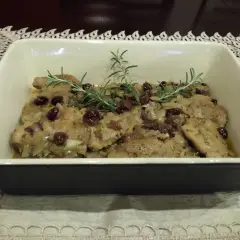 Polędwiczki z żurawiną i rozmarynem w naczyniu żaroodpornym.