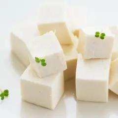 Kostki tofu, idealne do przygotowania pysznych dań. Dowiedz się, jak zrobić tofu w domu!