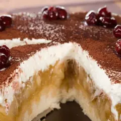 Lekka jak chmurka szarlotka bez pieczenia z budyniem – łatwy przepis