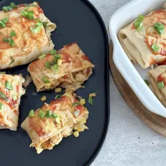 Naleśniki w stylu pierogi gyros, zapieczone z serem i posypane szczypiorkiem. Pyszny przepis na obiad!
