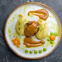 Eleganckie danie z mięsem, puree i kolorowymi sosami. Idealne, gdy chcesz wiedzieć, jak zrobić sos do mięsa z niczego.