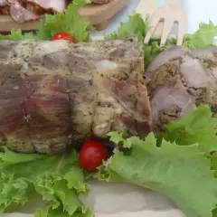 Roladki z karkówki z kapustą, podane z sałatą i pomidorkami koktajlowymi.