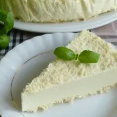 Delikatne białe puch ciasto, posypane wiórkami, ozdobione listkami bazylii. Idealne na deser.