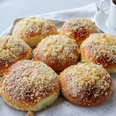 Pyszne, domowe bułeczki drożdżowe posypane kruszonką, gotowe do podania z herbatą.
