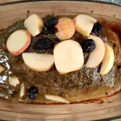 Pieczona karkówka ze śliwką i jabłkiem w szklanym naczyniu, aromatyczna i soczysta.
