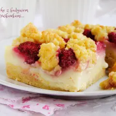 Kruche ciasto z budyniem i owocami, posypane kruszonką. Pyszny deser z malinami i kremowym nadzieniem.