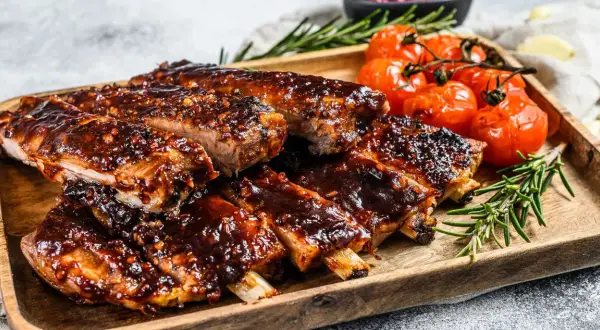Soczyste żeberka wieprzowe w sosie BBQ, idealne do grillowania. Dowiedz się, jak przyprawić żeberka wieprzowe, by były pyszne!