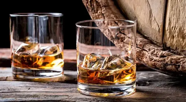 Ile kalorii ma whisky z colą? Sprawdź, jak zredukować kalorie