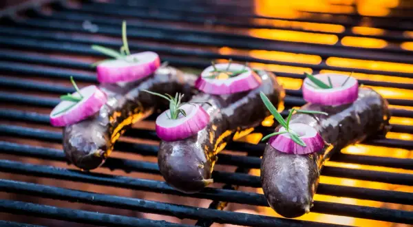 Kaszanka z cebulą i rozmarynem na grillu. Czy kaszankę można mrozić? Tak, po rozmrożeniu smakuje równie dobrze!