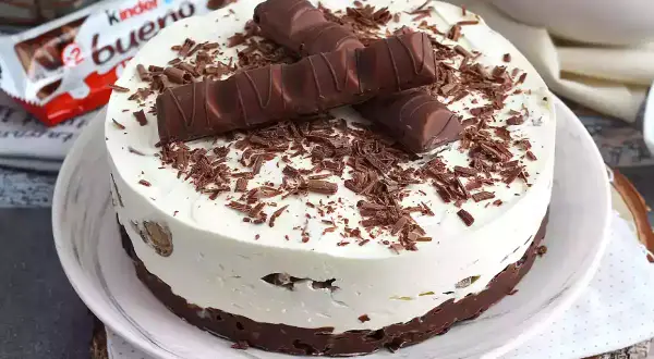 Pyszny sernik kinder bueno z kawałkami czekolady i wafelkami na wierzchu. Idealny deser dla fanów słodkości.