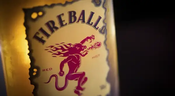 Fireball whisky z czym pić – najlepsze połączenia i przepisy na drinki