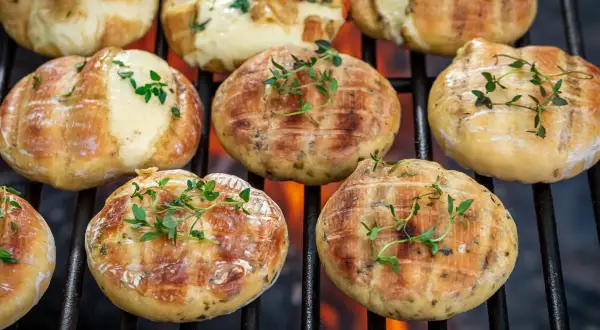 Halloumi na grillu, rumiane i pachnące ziołami. Czy halloumi trzeba smażyć? Tak, aby uzyskać ten pyszny, lekko ciągnący się środek i chrupiącą skórkę.