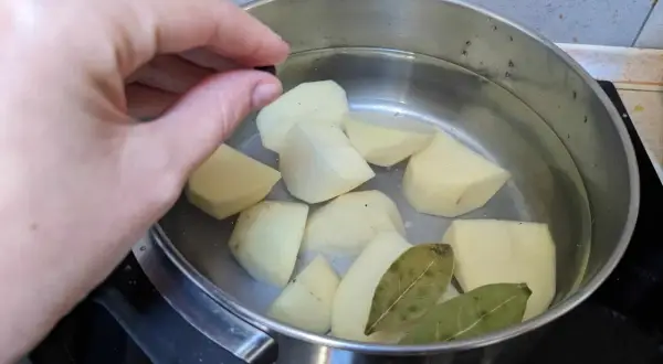 Dodaję ziarnko pieprzu do ziemniaków w garnku, by nadać im smak. Tak gotuję ziemniaki do sałatki.