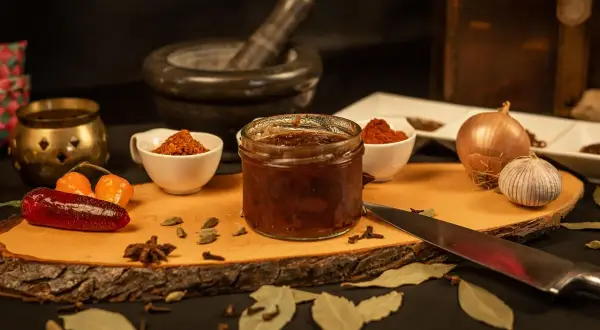 Jakie przyprawy do salcesonu wybrać, by podkreślić jego smak i aromat?