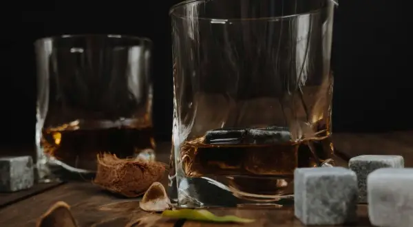 Kamienie do whisky czy warto? Poznaj ich zalety i wady