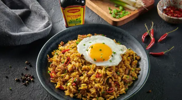 Nasi goreng z jajkiem sadzonym, papryczkami chili i szczypiorkiem. Idealny przepis na szybki obiad.