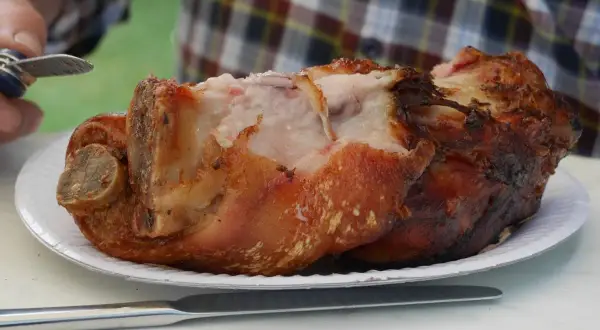 Chrupiąca golonka pieczona, idealna do podania. Dowiedz się, jak przyprawić golonkę do pieczenia, by była soczysta i aromatyczna.