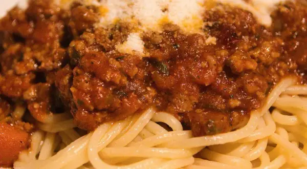 Najlepsze przyprawy do spaghetti bolognese – jak poprawić smak sosu?