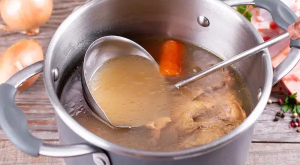 Jak ugotować idealny wywar mięsny na zupę – prosty przepis i porady dla intensywnego smaku