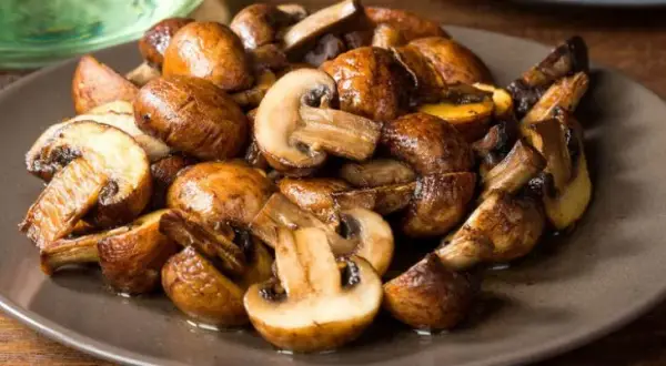 Najlepsze przyprawy do sosu pieczarkowego – jak uzyskać idealny smak i aromat