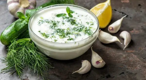 Orzeźwiająca sałatka z jogurtu, ogórka i koperku, doprawiona aromatycznym sosem czosnkowym. Idealna na lato!