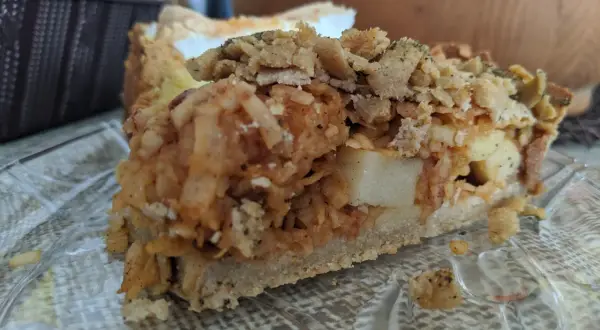 Kawałek jabłecznika na kruchym cieście, z kruszonką. Zastanawiasz się, ile kalorii ma jabłecznik na kruchym cieście?
