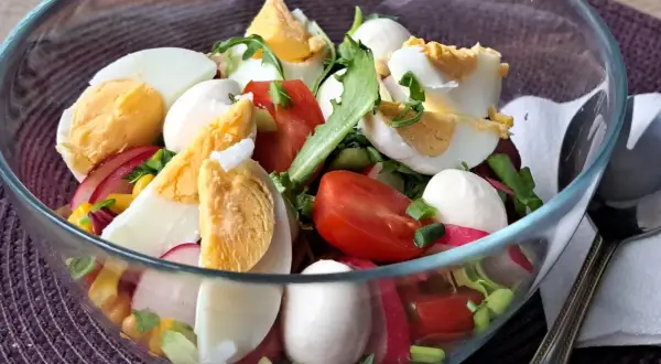 Pyszna sałatka z jajkiem, pomidorkami, rzodkiewką i kulkami mozzarelli mini.
