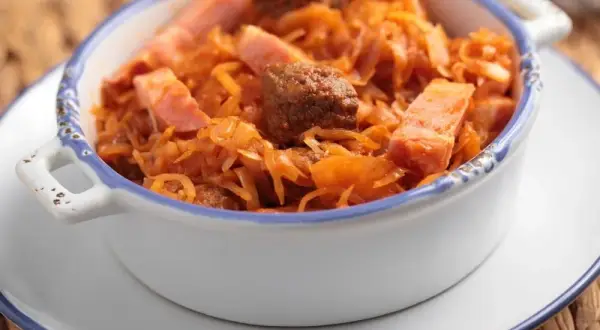 Jakie przyprawy dodać do bigosu, by podkreślić jego smak i aromat?