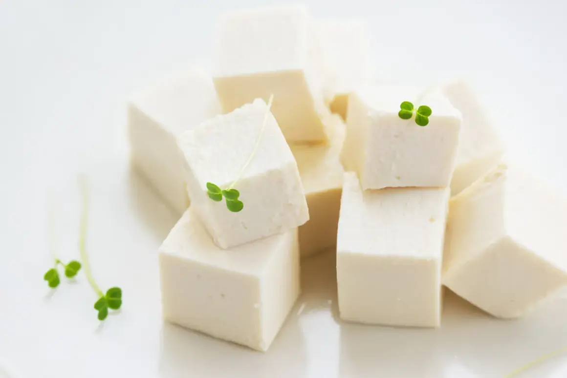 Kostki tofu, idealne do przygotowania pysznych dań. Dowiedz się, jak zrobić tofu w domu!