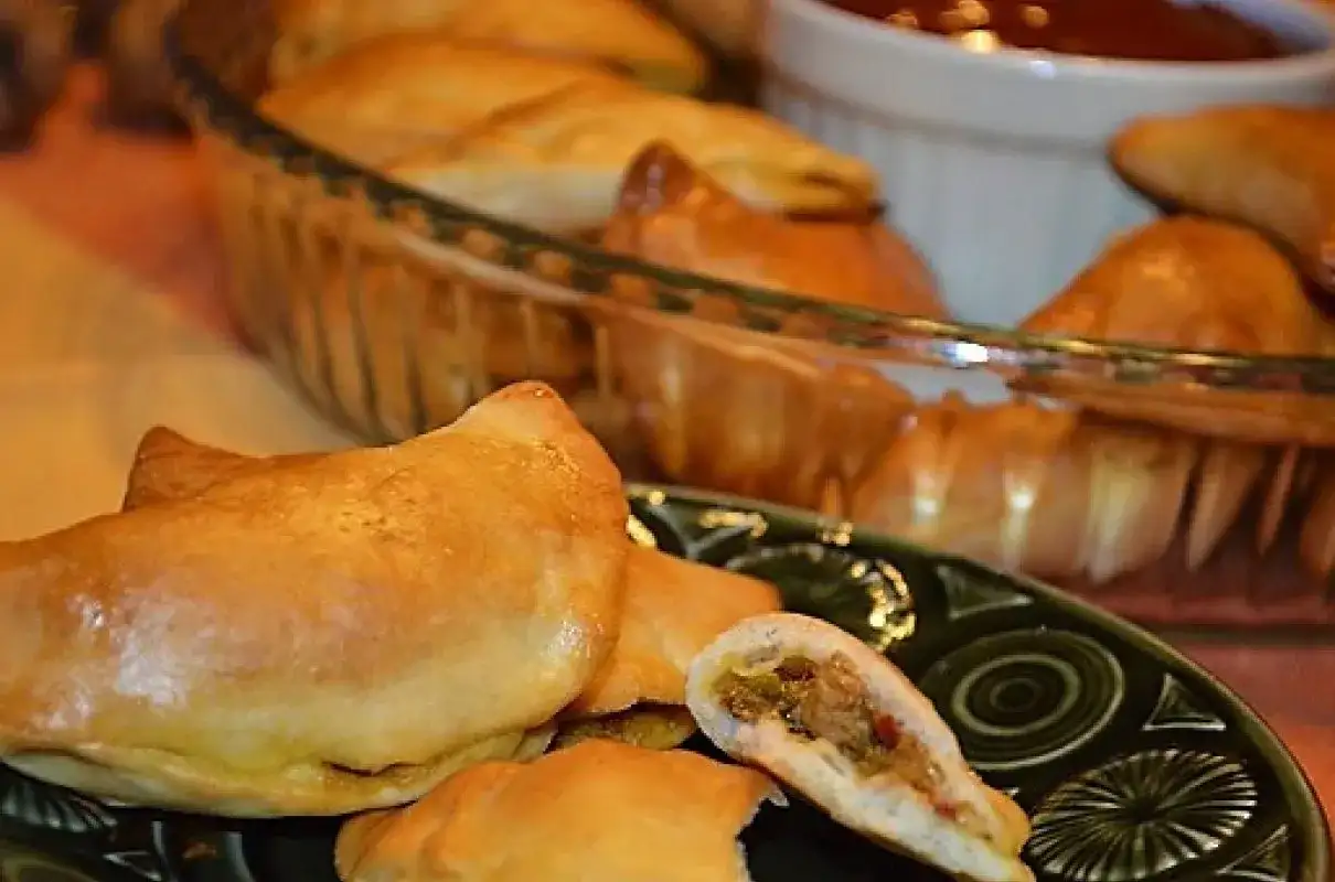 Pieczone pierogi z kurczakiem gyros: przepis krok po kroku