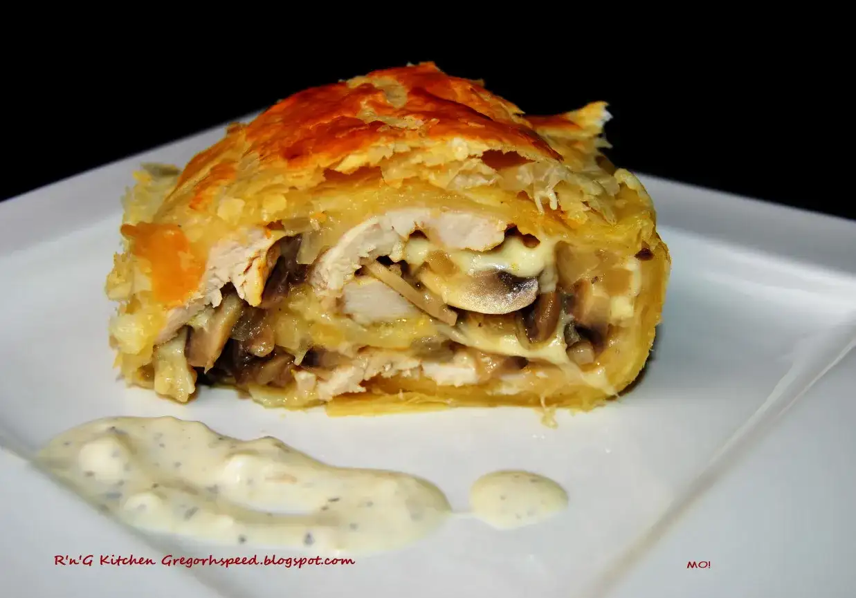 Ciasto francuskie z kurczakiem i pieczarkami - przepis krok po kroku