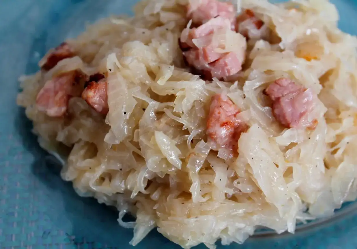 Kapusta zasmażana z boczkiem: Przepis "jak u babci" krok po kroku