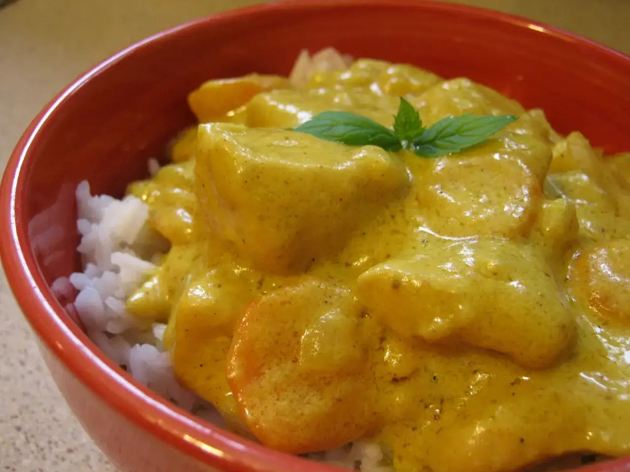 Pyszny kurczak w kremowym sosie curry z ryżem, idealny pomysł na obiad. Zobacz, jak zrobić sos do kurczaka!