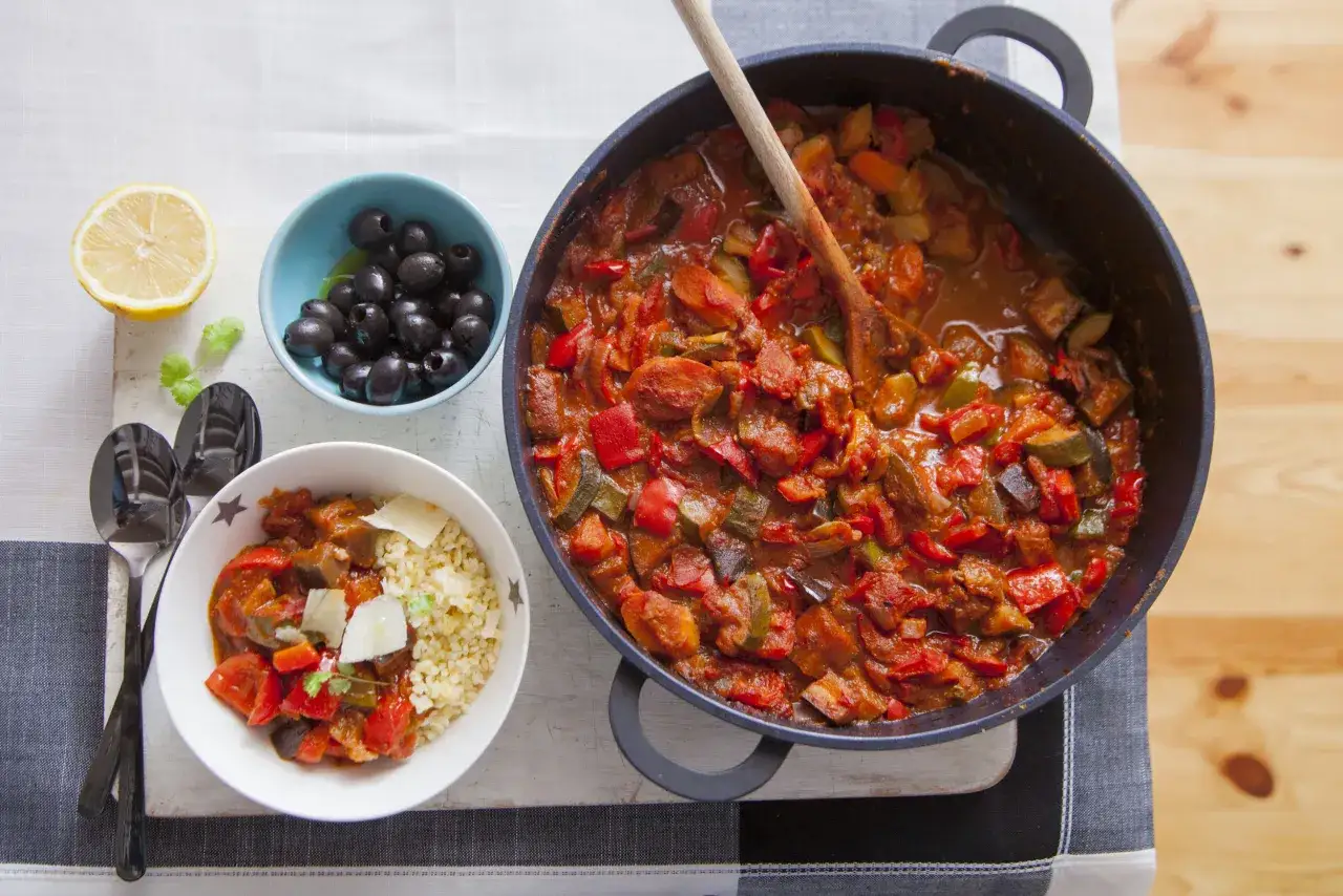 Gulasz warzywny z papryką i cukinią podany z kaszą bulgur. Czy kasza bulgur pasuje do gulaszu? Tak, to świetne połączenie!