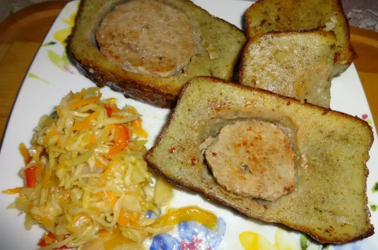Babka ziemniaczana z mięsem mielonym, podana z surówką z kapusty i marchewki. Pyszne danie obiadowe.