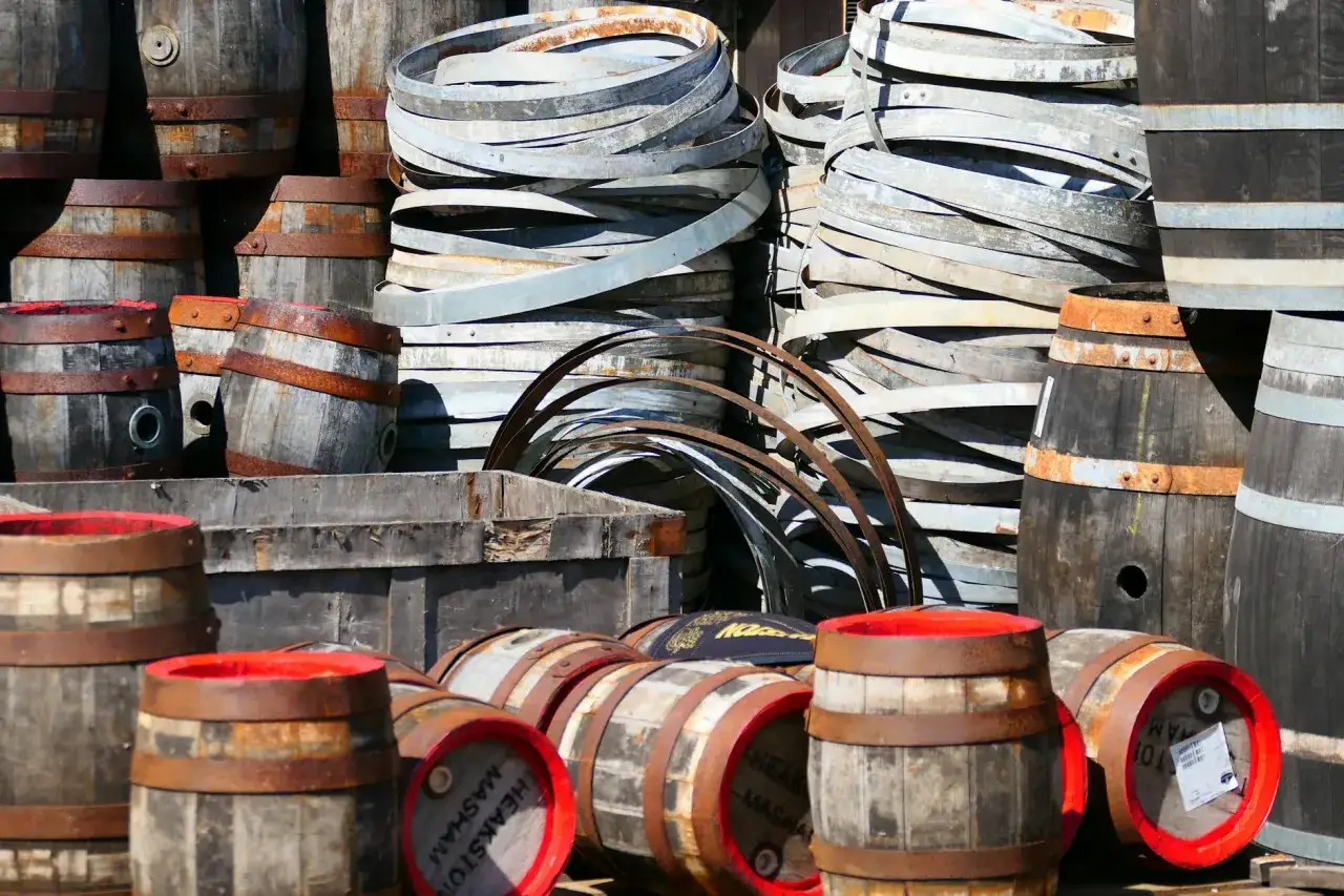 Stare beczki po bourbonie, gotowe do ponownego użycia. Ich drewno i metalowe obręcze kryją tajemnicę, jak smakuje bourbon.