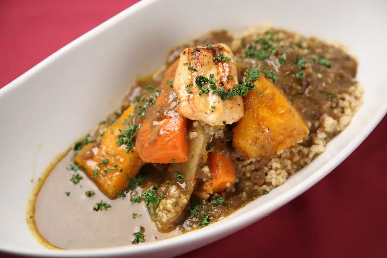Gulasz z kawałkami ryby, dyni i marchewki na kaszy bulgur. Czy kasza bulgur pasuje do gulaszu? Tak, wygląda pysznie!