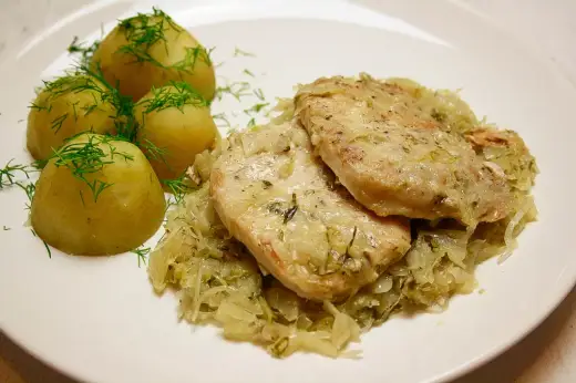 Schab z kapustą kiszoną z piekarnika: Soczysty przepis krok po kroku