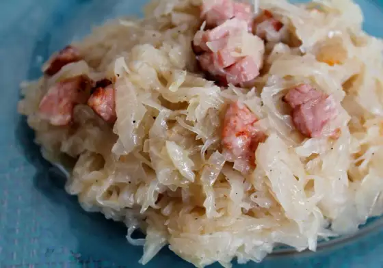 Kapusta zasmażana z boczkiem: Przepis "jak u babci" krok po kroku